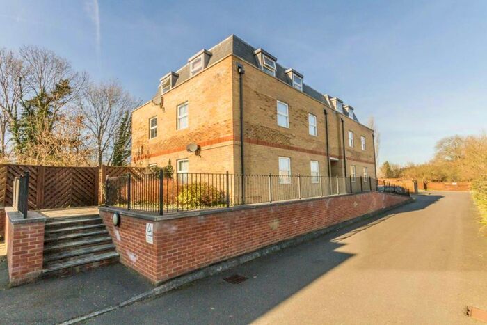 2 Bedroom Flat To Rent In Summer Crossing, Thames Ditton, KT7