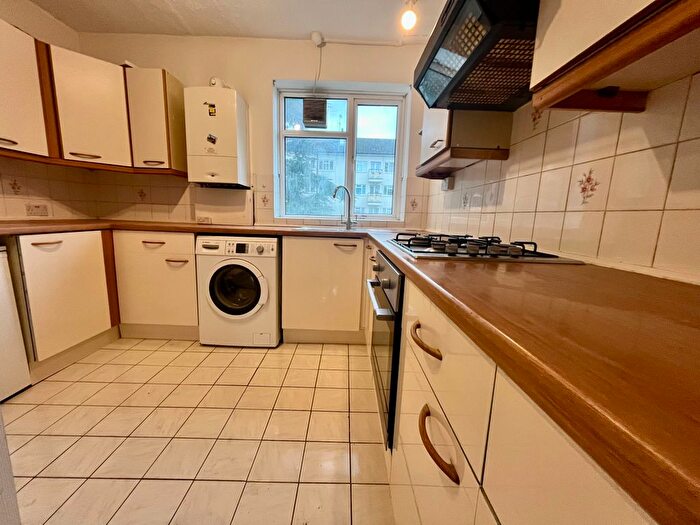 3 Bedroom Flat To Rent In Kingsnympton Park, Kingston Upon Thames, Surrey, KT2