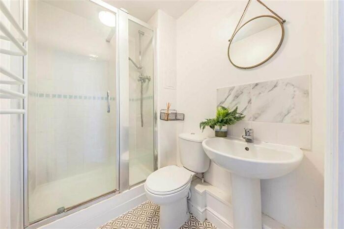 2 Bedroom Flat For Sale In Candle Street, Mile End, E1