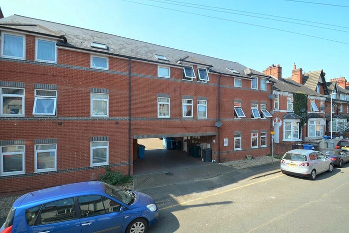 2 Bedroom Flat To Rent In Wellington Street, Kettering, Northamptonshire, NN16