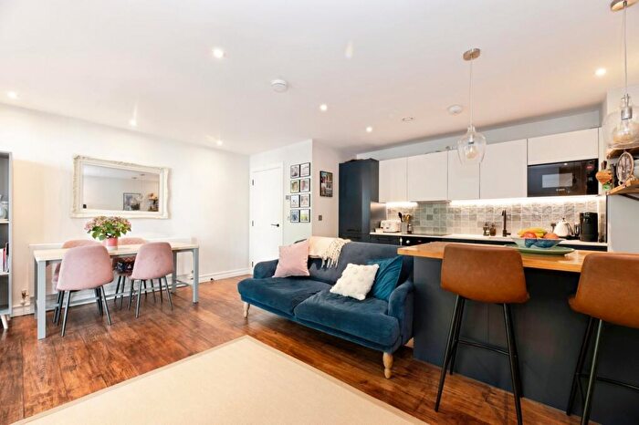 2 Bedroom Flat For Sale In Littleworth Road, Esher, Surrey, KT10