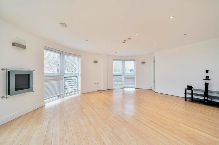 2 Bedroom Flat To Rent In Melfield Gardens, Beckenham, Kent, SE6