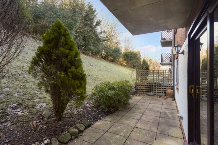 1 Bedroom Flat To Rent In Hillside Road Whyteleafe, CR3