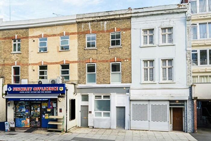 Flat To Rent In Regents Park Road, London, N3