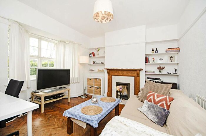 1 Bedroom Flat To Rent In Midholm Close, Hampstead Garden Suburb, London, NW11