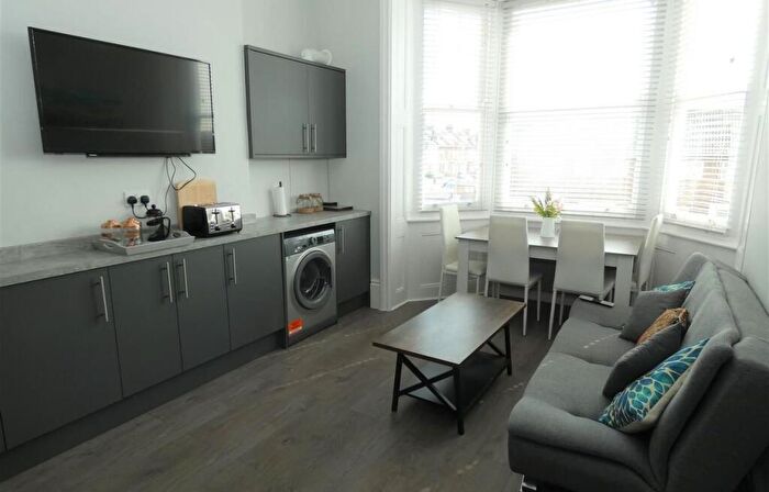 2 Bedroom Flat To Rent In Victoria Park, Herne Bay, Kent, CT6