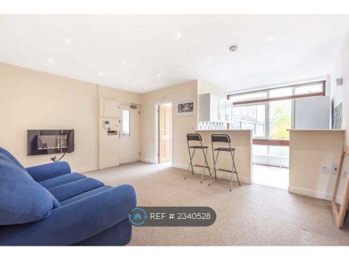2 Bedroom Flat To Rent In Dryden Court, London, SE11