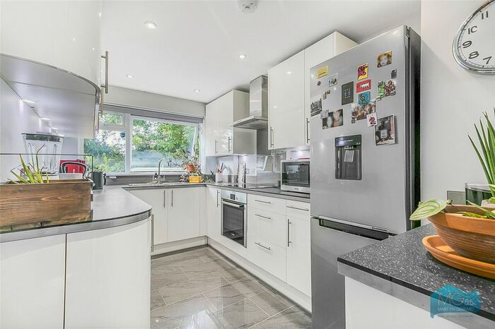 2 Bedroom Flat To Rent In Cedar Drive, London, N2