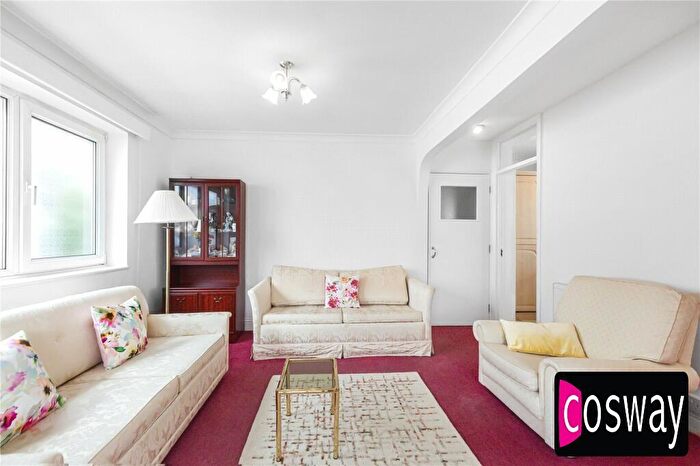 2 Bedroom Flat For Sale In Holders Hill Road, Mill Hill, NW7
