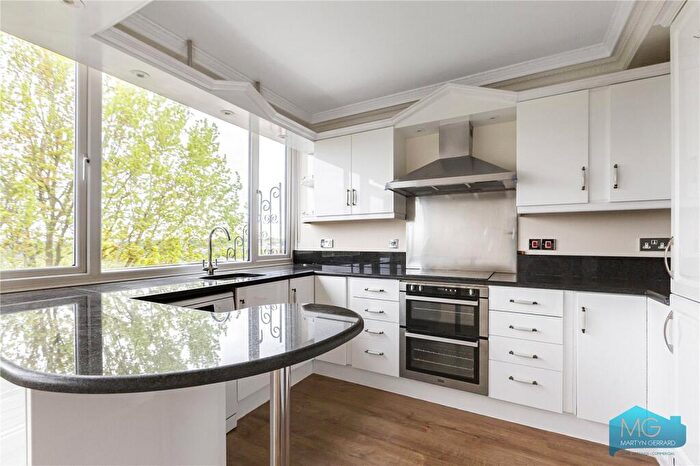3 Bedroom Penthouse For Sale In Hadley Road, Barnet, EN5