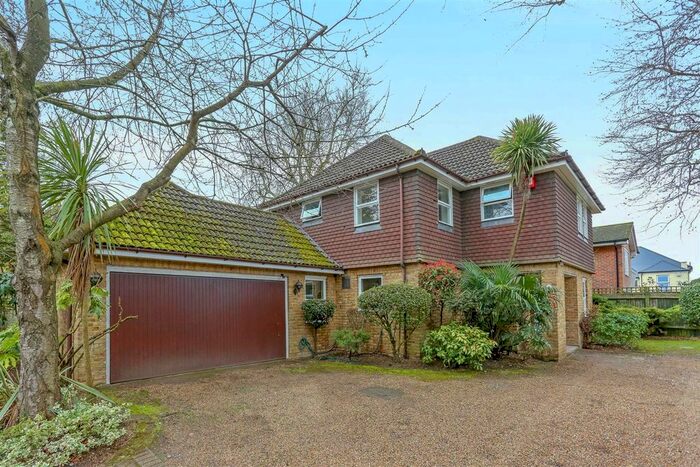 5 Bedroom Detached House To Rent In Bridleway Close, Epsom, KT17