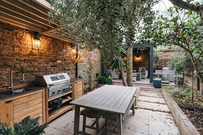 3 Bedroom Flat For Sale In Cropley Street, London, N1