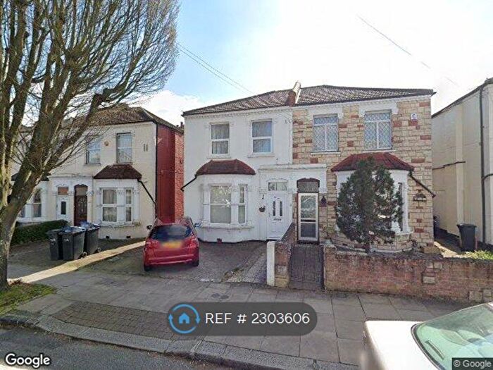 2 Bedroom Flat To Rent In Goring Road, London, N11