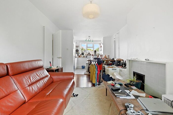 3 Bedroom Flat To Rent In Queen Elizabeths Close, London, N16