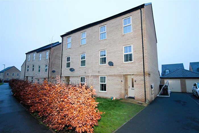 4 Bedroom Semi Detached House For Sale In Haydock Avenue, Castleford, WF10