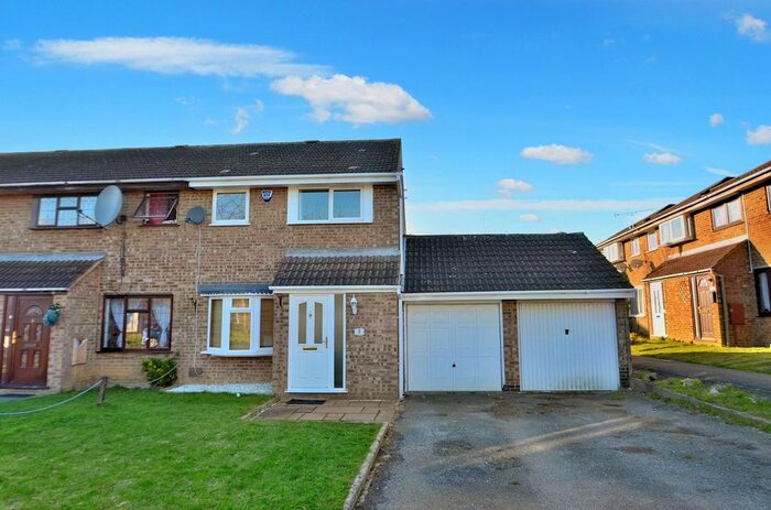 3 Bedroom End Of Terrace House To Rent In Elmhurst Close, Furzton, MK4