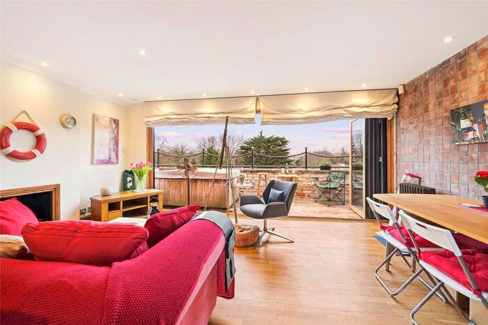 3 Bedroom Flat To Rent In Fulham Palace Road, London, SW6