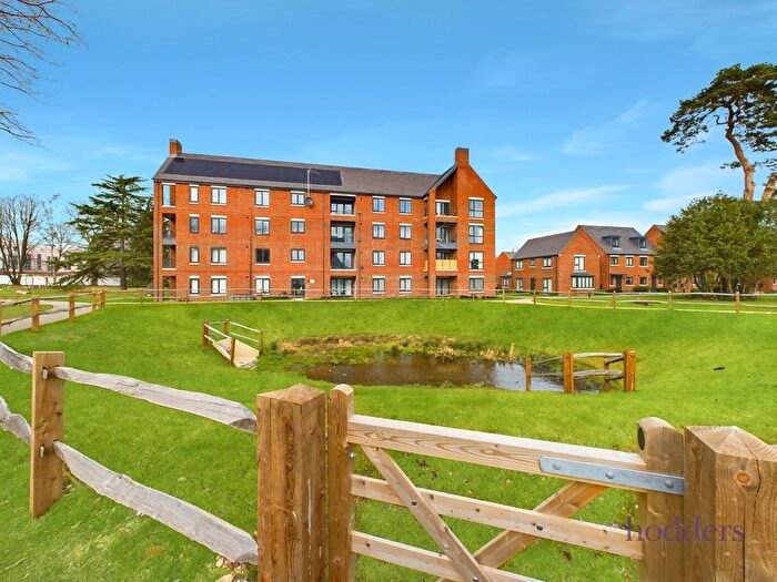 2 Bedroom Flat For Sale In Garrett Crescent, Ottershaw, Surrey, KT16