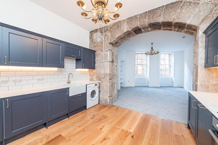 4 Bedroom Flat To Rent In Merchant Street, Edinburgh, EH1