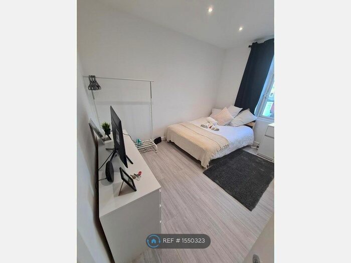 Studio To Rent In Catford, London, SE6