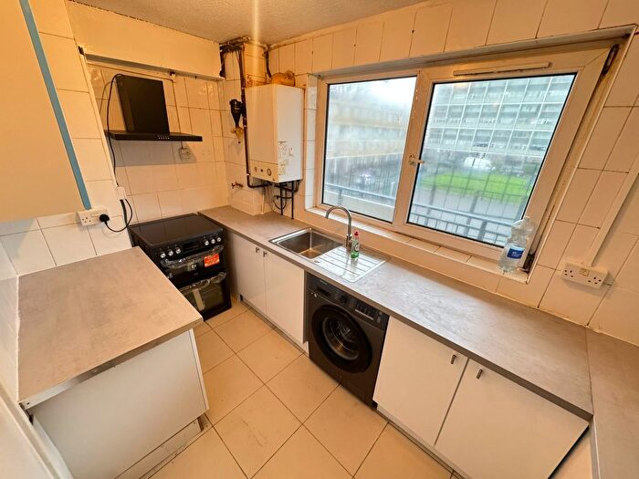 2 Bedroom Flat To Rent In Wyllen Close, London, E1