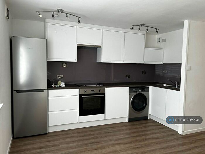 Studio To Rent In Long Meadow Road, Aylesbury, HP21