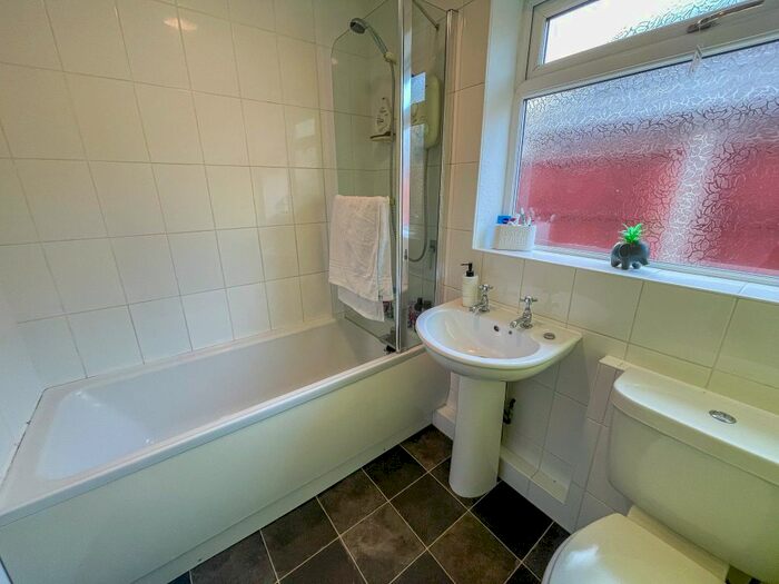2 Bedroom Detached Bungalow To Rent In The Lings, Armthorpe, Doncaster, DN3