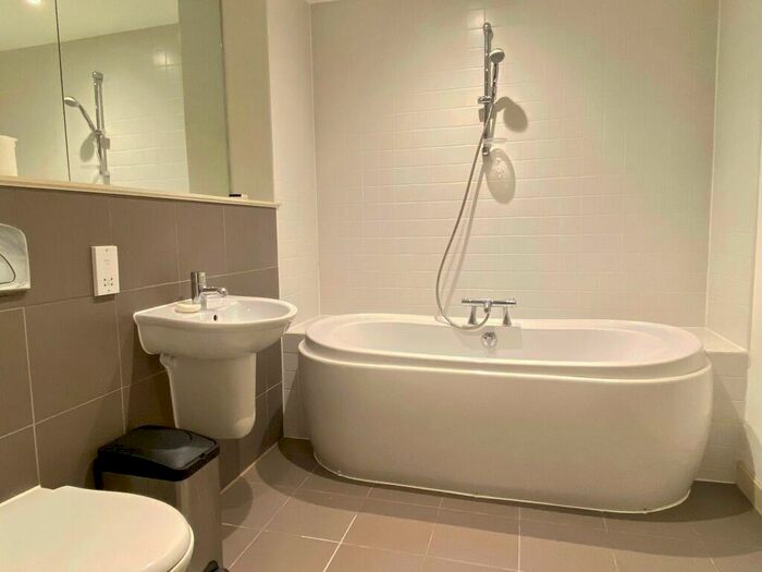 2 Bedroom Apartment To Rent In Leftbank, Spinningfields, M3