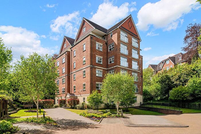 3 Bedroom Flat For Sale In Valley Court, Reigate, RH2