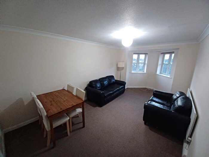 2 Bedroom Flat To Rent In Beechwood Court, Falkland Mount, Leeds, LS17