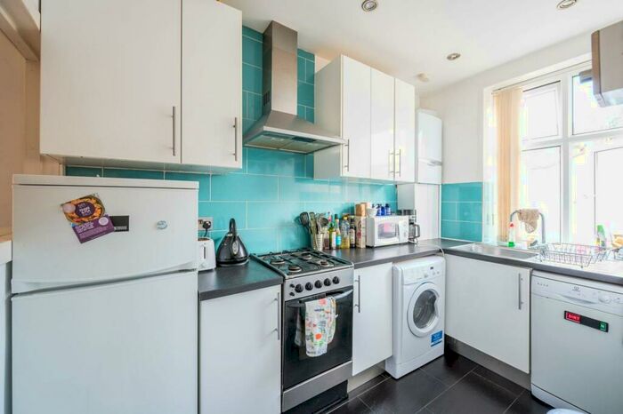 3 Bedroom Flat To Rent In Drake House, Stepney, London, E1