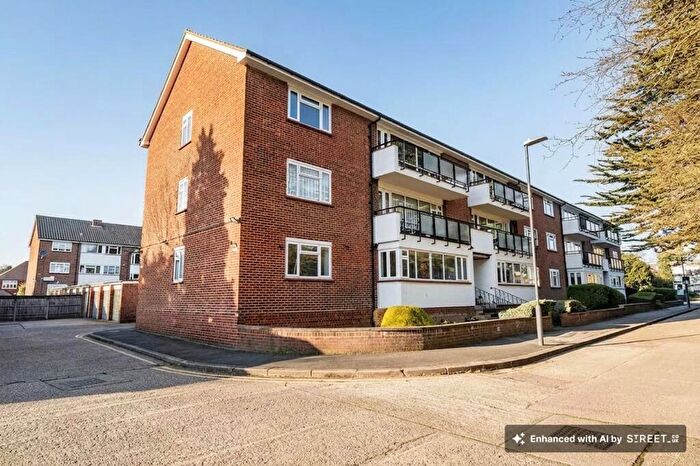 2 Bedroom Flat For Sale In Calthorpe Gardens, Edgware, HA8