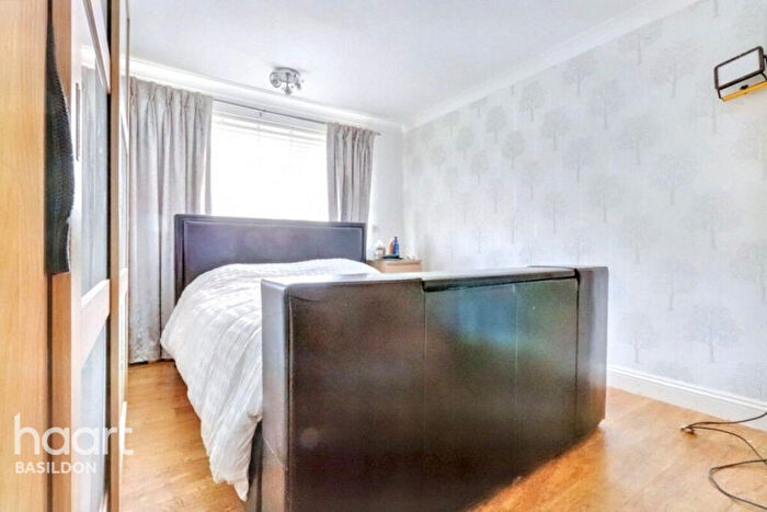 3 Bedroom Terraced House For Sale In Passingham Avenue, Billericay, CM11