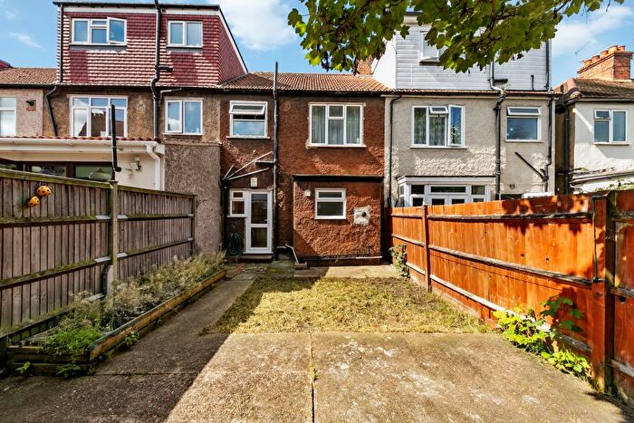 Maisonette To Rent In De'arn Gardens, Mitcham, CR4