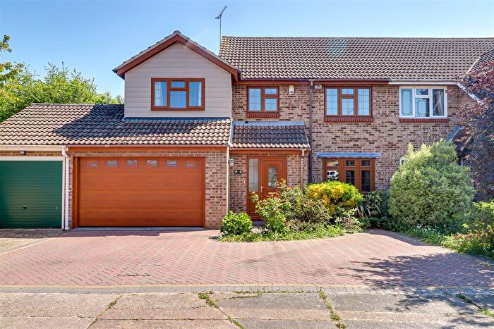 5 Bedroom Semi-Detached House For Sale In Sadlers, South Benfleet, SS7