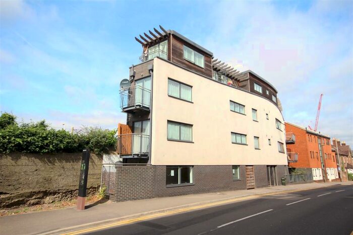 2 Bedroom Flat To Rent In Walnut Tree Close, Guildford, GU1