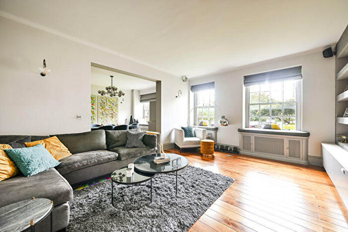 3 Bedroom Flat To Rent In Avenue Road, NW8