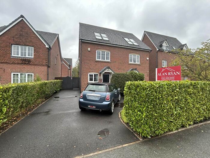 3 Bedroom Semi-Detached House For Sale In Hunt Lane, Chadderton, OL9