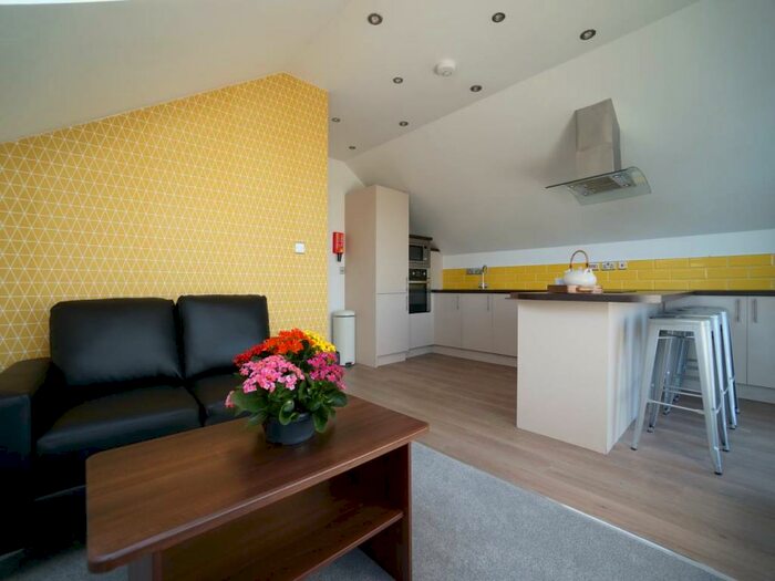 2 Bedroom Flat To Rent In High Street, Bangor, Gwynedd, LL57