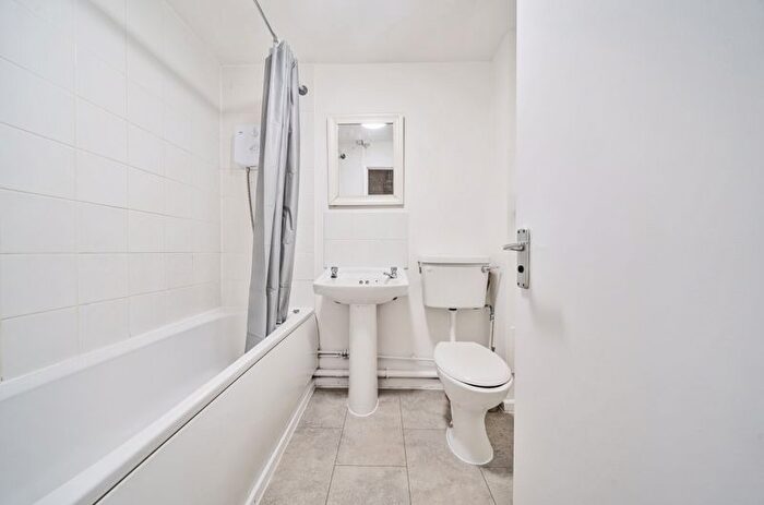 1 Bedroom Flat For Sale In Felixstowe Court, Galleons Lock, E16