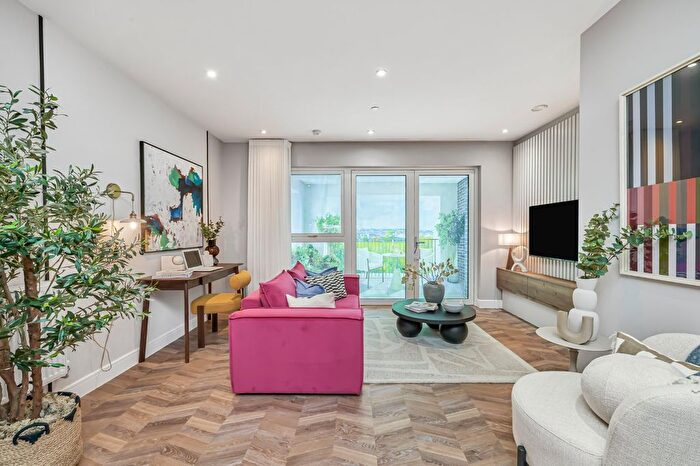 2 Bedroom Flat For Sale In Garratt Lane, Earlsfield, London, SW18