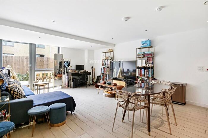 1 Bedroom Apartment To Rent In Packington Square, Islington, N1