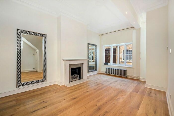 3 Bedroom Property To Rent In Lyall Mews, London, SW1X