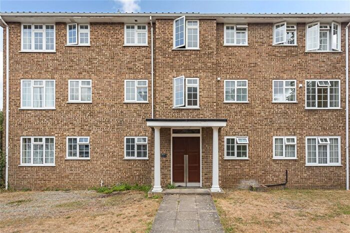 3 Bedroom Flat For Sale In Robin Way, Staines-Upon-Thames, Surrey, TW18