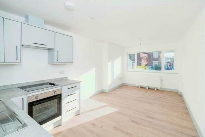 1 Bedroom Flat To Rent In Millbrook Road East, Southampton, SO15