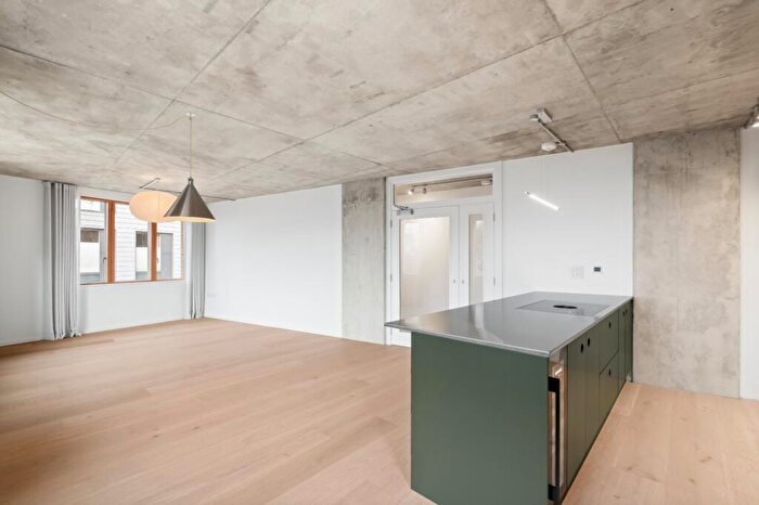 3 Bedroom Flat To Rent In London Lane, London Fields, E8