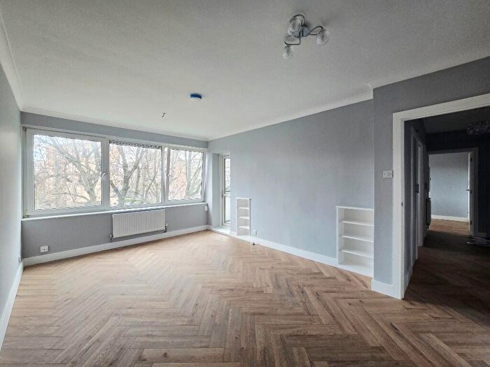 2 Bedroom Flat To Rent In East Street, Elephant Castle, SE17