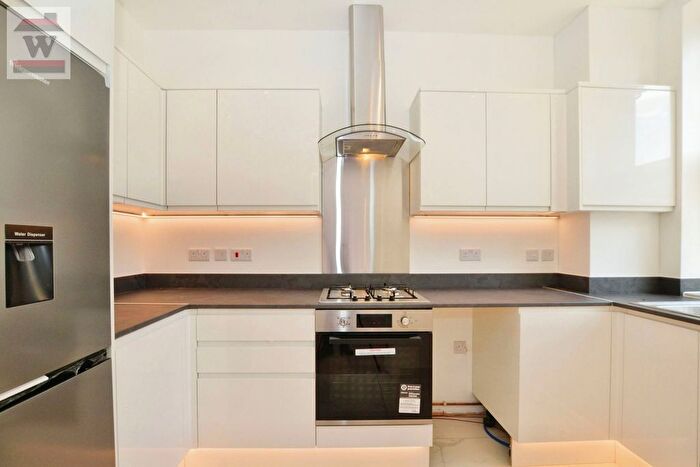 3 Bedroom Flat To Rent In High Street, Hounslow, TW3