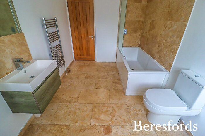 2 Bedroom Detached House For Sale In The Crescent, Upminster, RM14