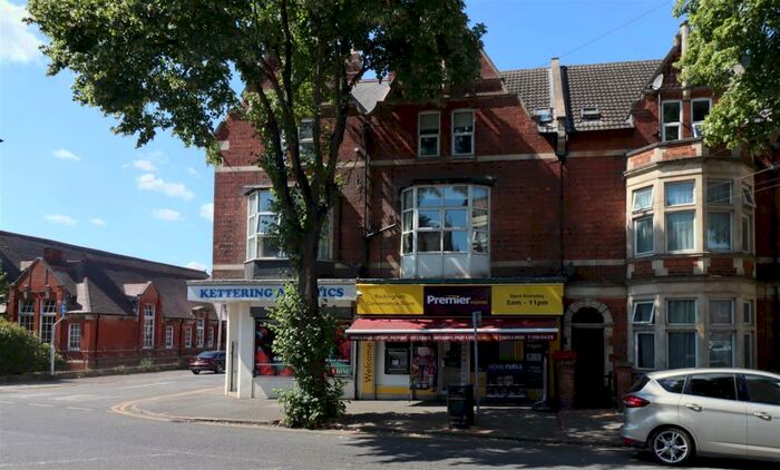 2 Bedroom Apartment To Rent In Rockingham Road, Kettering, NN16